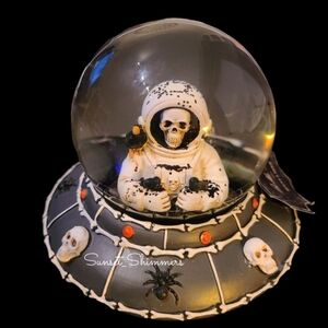 Halloween SKELETON ASTRONAUT Flying UFO Alien SPACESHIP Snow Globe Decor NEW